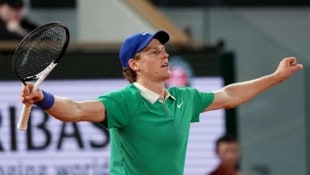Jannik Sinner bezwang Novak Djokovic in drei Sätzen. (Bild: AFP/DIMITAR DILKOFF)