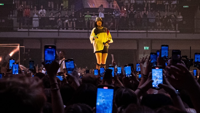 Ein Handy-Lichtermeer erstrahlte in der Wiener Stadthalle – Billies Fans halten jeden messianischen Moment für die digitale Ewigkeit fest.