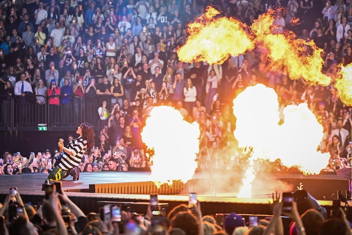 Während ihrer Show auf der „Hit Me Hard And Soft“-Tour schießt Eilish aus allen Rohren – und setzt gerne auf die Kraft der Pyrotechnik.