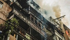 Rauch und Flammen nach einem russischen Angriff in Charkiw