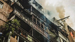 Rauch und Flammen nach einem russischen Angriff in Charkiw