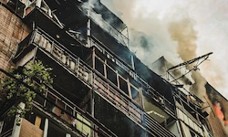 Rauch und Flammen nach einem russischen Angriff in Charkiw