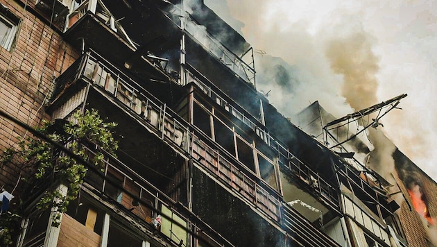 Rauch und Flammen nach einem russischen Angriff in Charkiw