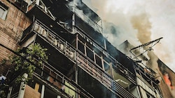 Rauch und Flammen nach einem russischen Angriff in Charkiw (Bild: EPA/STATE EMERGENCY SERVICE OF UKRAINE HANDOUT)