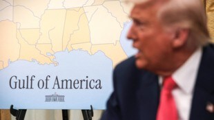 Trump hatte die Meeresbucht im Atlantischen Ozean Anfang dieses Jahres in „Golf von Amerika“ ...
