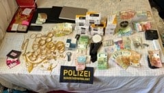 Große Summen Bargeld, Goldschmuck, Diamanten, zahlreiche Mobiltelefone, Tablets und Laptops ...