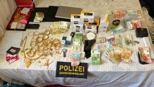 Große Summen Bargeld, Goldschmuck, Diamanten, zahlreiche Mobiltelefone, Tablets und Laptops konnten als Beweismittel sichergestellt werden. (Bild: Bundeskriminalamt)