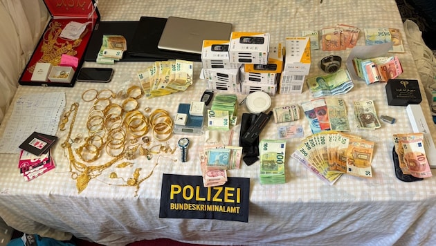 Große Summen Bargeld, Goldschmuck, Diamanten, zahlreiche Mobiltelefone, Tablets und Laptops konnten als Beweismittel sichergestellt werden.
