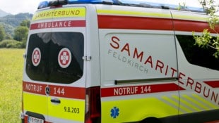 Die Einsatzkräfte der Rettung brachten die beiden Verletzten ins LKH Bludenz.