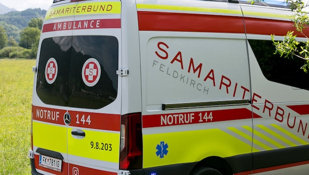 Die Einsatzkräfte der Rettung brachten die beiden Verletzten ins LKH Bludenz.