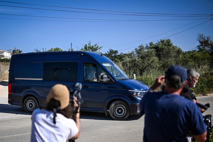 Eine medienwirksame Spurensuche: Kamerateams und Fotografen belagerten jeden Schritt der Ermittler in Portugal.