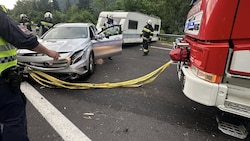 Das Wohnwagengespann wurde schwer demoliert. (Bild: FF Übelbach-Markt)