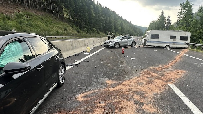 Trümmerfeld und Unfallwracks auf der A9
