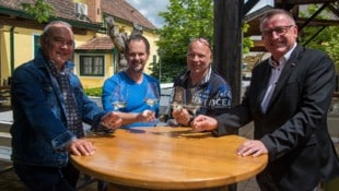 Saliterhof Jois: Robert Frank (li) und Harald Pokorny (re.) von der Wirtschaftskammer Neusiedl ...