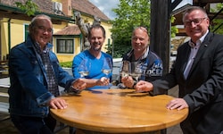 Saliterhof Jois: Robert Frank (li) und Harald Pokorny (re.) von der Wirtschaftskammer Neusiedl ...