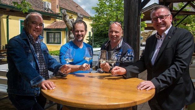 Saliterhof Jois: Robert Frank (li) und Harald Pokorny (re.) von der Wirtschaftskammer Neusiedl am See sowie Verpächter Peter Waldbott (2.v.re) wünschten Peter Heinrich (2.v.li) viel Erfolg. 