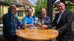 Saliterhof Jois: Robert Frank (li) und Harald Pokorny (re.) von der Wirtschaftskammer Neusiedl ...