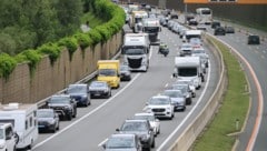 Das Warten auf den Tiroler Autobahnen verlangt den Autofahrern viel Geduld ab.