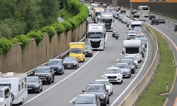 Das Warten auf den Tiroler Autobahnen verlangt den Autofahrern viel Geduld ab.