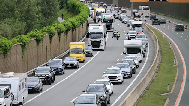 Das Warten auf den Tiroler Autobahnen verlangt den Autofahrern viel Geduld ab.