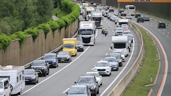 Das Warten auf den Tiroler Autobahnen verlangt den Autofahrern viel Geduld ab. (Bild: Birbaumer Christof)