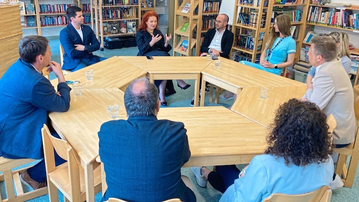 Bildungs-LR Cornelia Hagele sprach auch mit den Lehrern.