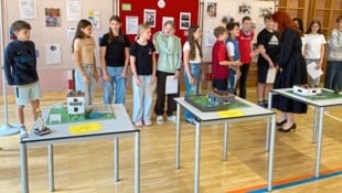 Cornelia Hagele ließ sich von den Schülern die Projekte im Turnsaal näher vorstellen.