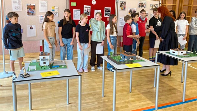 Cornelia Hagele ließ sich von den Schülern die Projekte im Turnsaal näher vorstellen.