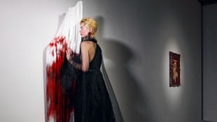 Dariya Siamchuk alias Cemra mit dem verwunde- ten Bild, das die Umrisse ihrer belarussischen ...