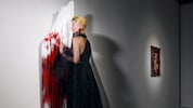 Dariya Siamchuk alias Cemra mit dem verwunde- ten Bild, das die Umrisse ihrer belarussischen Heimat trägt (Bild: cemra.art)