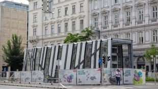 Noch vor Beendigung der Bauarbeiten regt sich Widerstand gegen die massiven U-Bahn-Abgänge bei ...