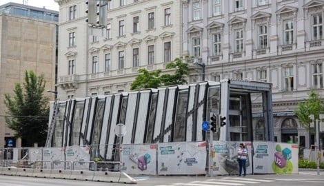 Noch vor Beendigung der Bauarbeiten regt sich Widerstand gegen die massiven U-Bahn-Abgänge bei der künftigen Station Frankhgasse vor dem Landesgericht. Sie sehen aus wie hässliche „Stahl-Raupen“. (Bild: Urbantschitsch Mario)