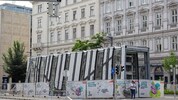 Noch vor Beendigung der Bauarbeiten regt sich Widerstand gegen die massiven U-Bahn-Abgänge bei ...