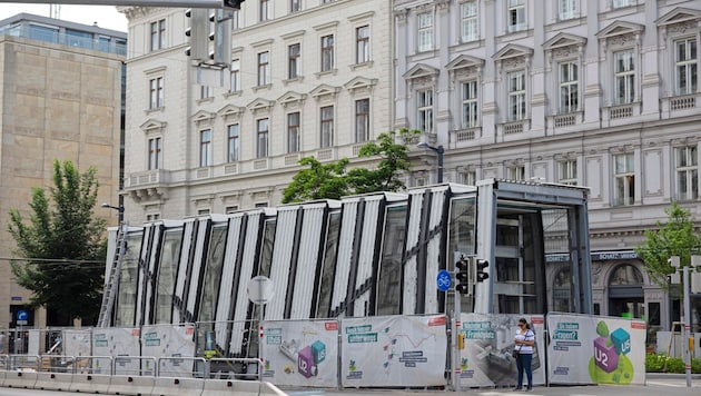 Noch vor Beendigung der Bauarbeiten regt sich Widerstand gegen die massiven U-Bahn-Abgänge bei ...