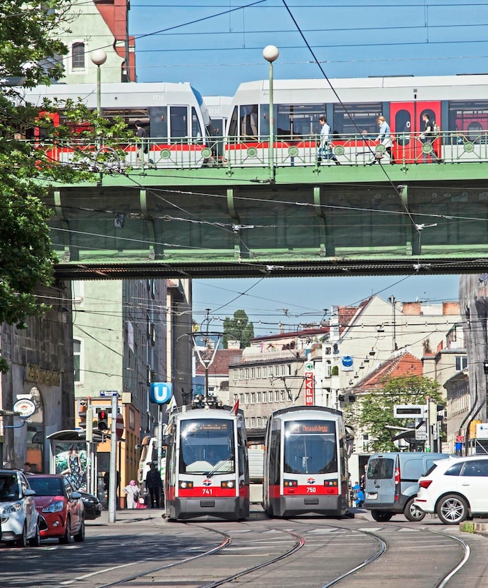 Die stark frequentierte Bim-Linie 43 wird den ganzen Sommer über kurz geführt. Von Hernals gibt ...