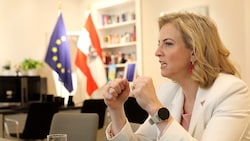 Österreichs Chefdiplomatin in ihrem neuen Büro am Minoritenplatz (Bild: Jöchl Martin)