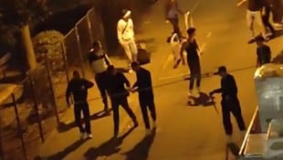 Bewaffnete Bande verbreitet Chaos in der Stadt – aber wohin nur mit diesen Tätern? (Bild: Screenshot/Anrainervideo)
