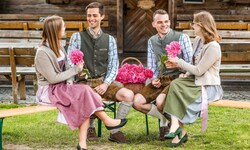 Michael und Fabian bahnen über die Blumen den charmanten Flirt an;