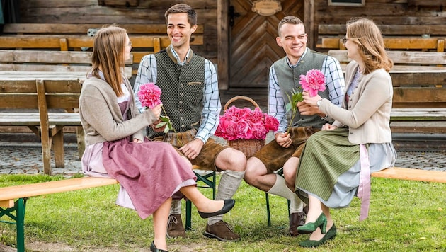 Michael und Fabian bahnen über die Blumen den charmanten Flirt an;
