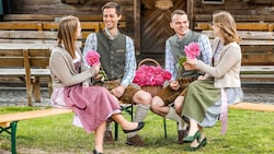 Michael und Fabian bahnen über die Blumen den charmanten Flirt an;