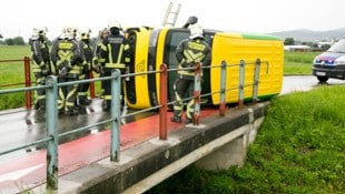Das nagelneue Postauto wurde ziemlich in Mitleidenschaft gezogen.