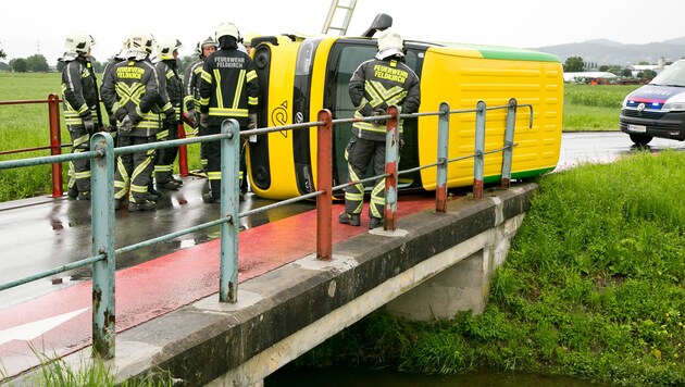 Das nagelneue Postauto wurde ziemlich in Mitleidenschaft gezogen.