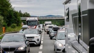 Am Samstag wuchs der Stau auf der A10 rasch auf knapp 50 Kilometer an. (Bild: Markus Tschepp)