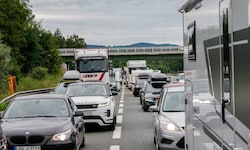 Am Samstag wuchs der Stau auf der A10 rasch auf knapp 50 Kilometer an.
