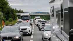 Am Samstag wuchs der Stau auf der A10 rasch auf knapp 50 Kilometer an. (Bild: Markus Tschepp)