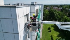 Eine Teleskopbühne ermöglichte den Feuerwehrleuten im 5. Stock das rasche Vordringen zu dem ...