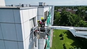 Eine Teleskopbühne ermöglichte den Feuerwehrleuten im 5. Stock das rasche Vordringen zu dem ...