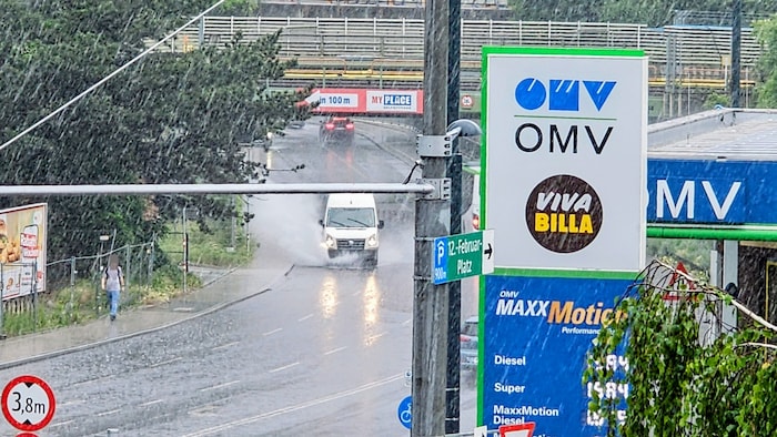 Am frühen Nachmittag sorgte der heftige Regensturm für Lacken auf Wiens Straßen.