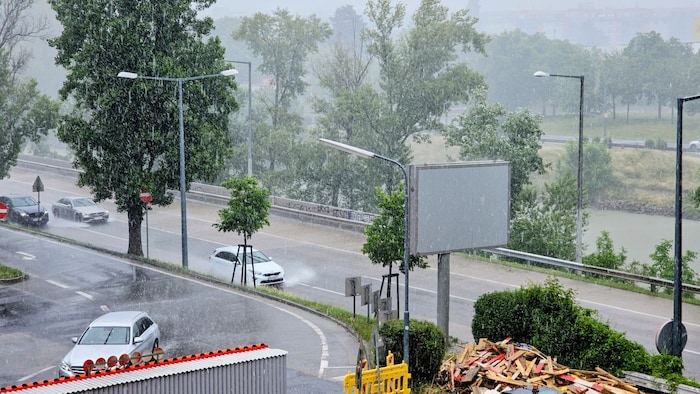 Am frühen Nachmittag sorgte der heftige Regensturm für Lacken auf Wiens Straßen.
