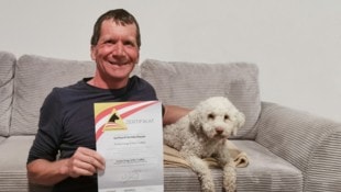 Gerhard Bröderbauer und sein Assistenzhund „Koala“ hoffen, in einem Betreuten Wohnen unterzukommen. (Bild: Gerhard Bröderbauer)